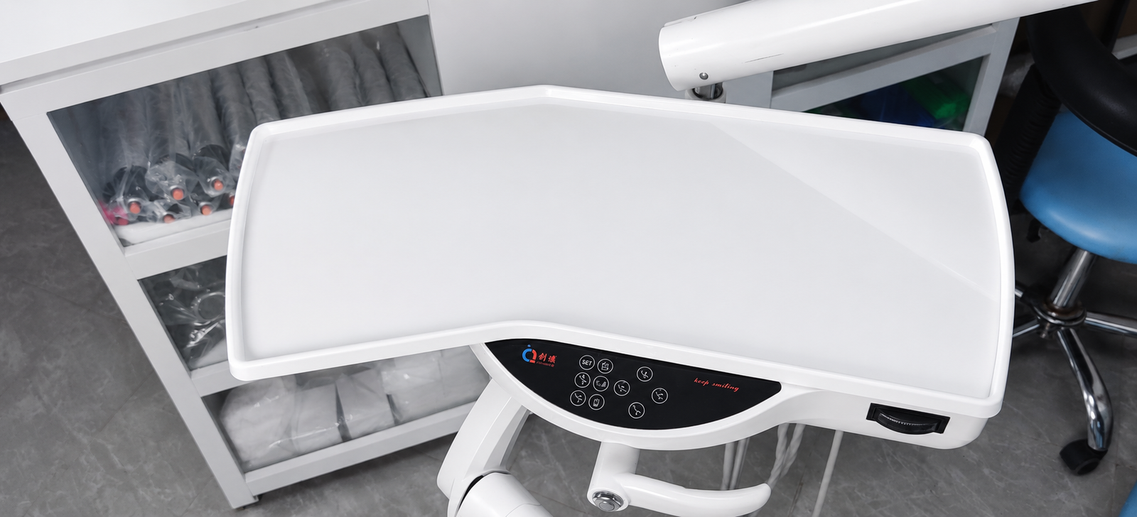 Dental unit after replacing the delivery tray